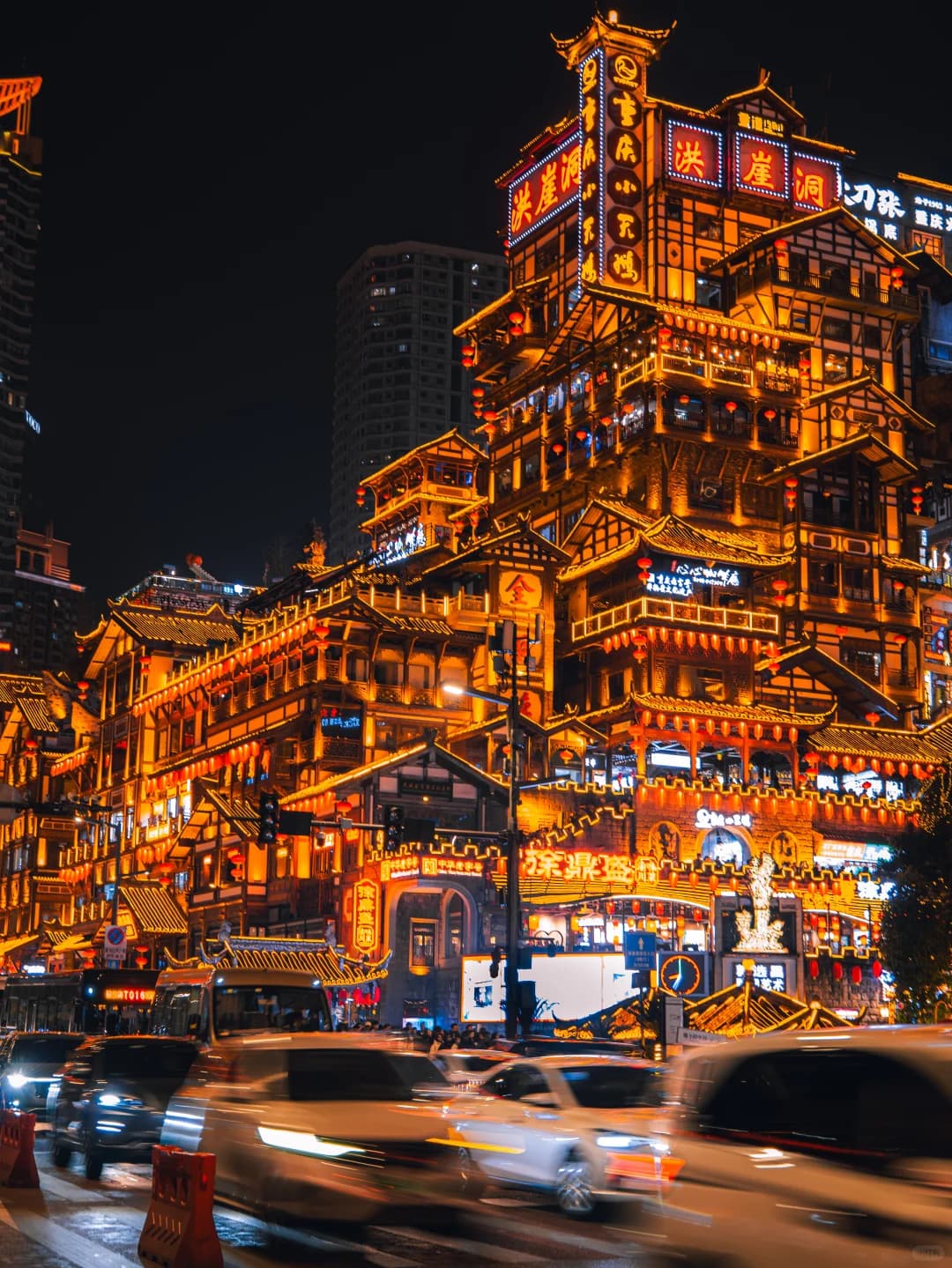 A Guide to the Night Views of Hongyadong: Experience the Magic of the Mountain City